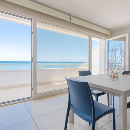 Beachside Retreat * Torre Pali